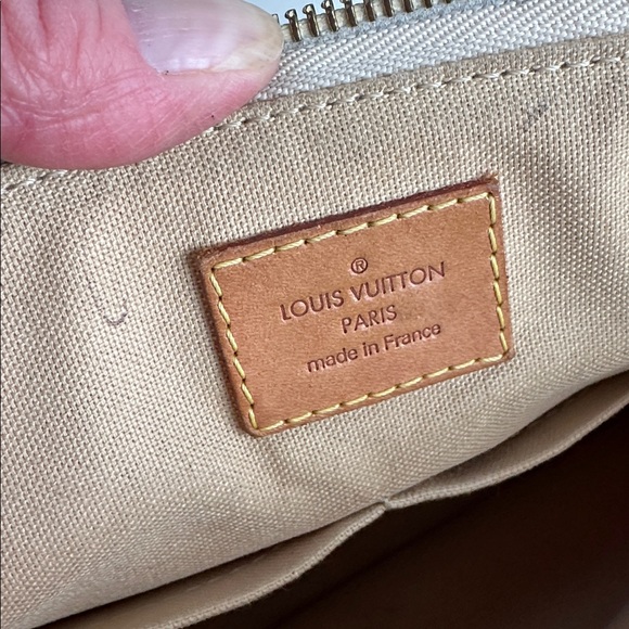 Louis Vuitton Damier Azur Syracuse MM white 
Date codes MI 2171
12” x 9” x 4” - Picture 14 of 16